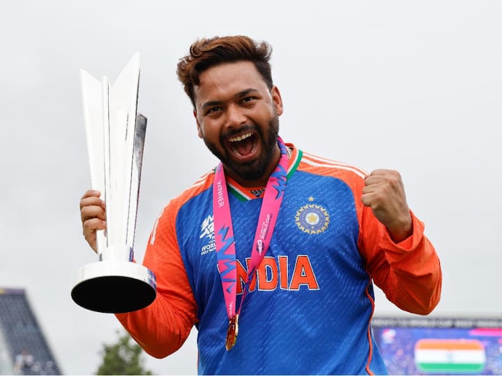 ऋषभ पंत एक विस्फोटक बल्लेबाज हैं, लेकिन वह पिछले कई समय से इंजरी से जूझ रहे हैं. इस कारण उन्हें ऑस्ट्रेलिया दौरे पर भी नहीं चुना गया. वैसे भी पंत अब टेस्ट में पहली पसंद है लेकिन उन्हें वाइट बॉल क्रिकेट में पहली पसंद नहीं माना जाता. ऑस्ट्रेलिया दौरे पर वनडे सीरीज में ध्रुव जुरेल और केएल राहुल बतौर विकेट कीपर शामिल हैं. राहुल से विकेट कीपिंग करवाई जा सकती है, ध्रुव भी अगर मिले मौकों को भुनाते हैं तो पंत की वनडे टीम में जगह मुश्किल हो जाएगी. वेस्टइंडीज के खिलाफ टेस्ट में ध्रुव ने विकेट कीपिंग से प्रभावित किया.