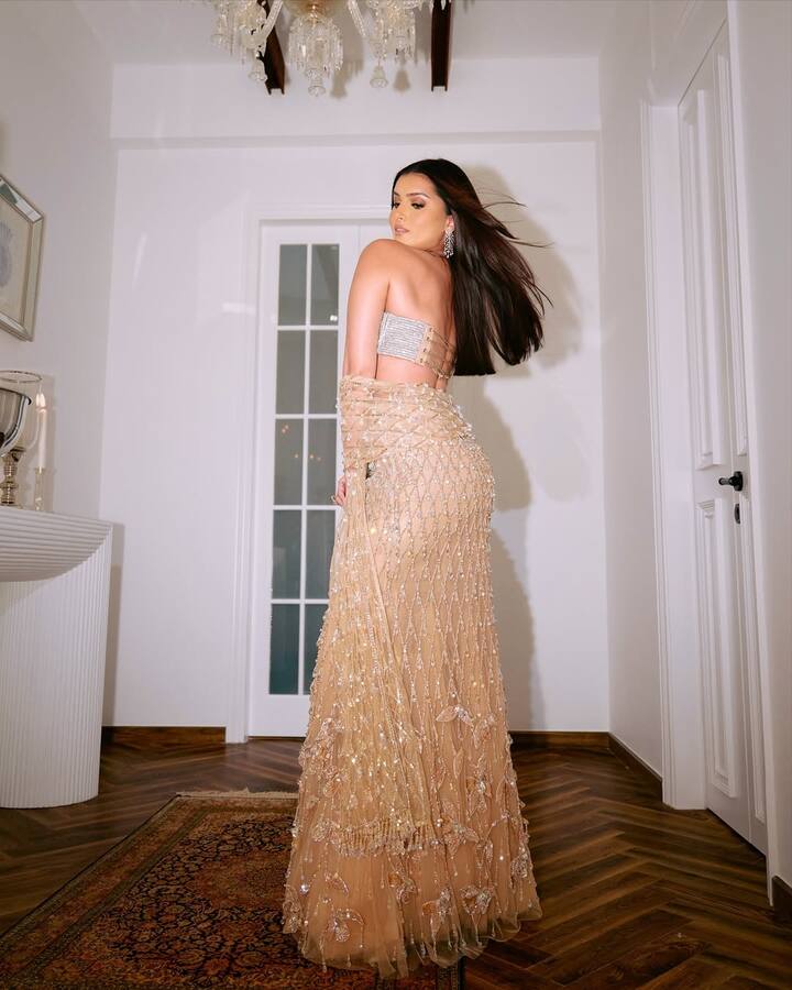 Tara Sutaria arrived at Manish Malhotra's Diwali party wearing a golden colored fish cut skirt. With this she paired matching off shoulder top and dupatta.