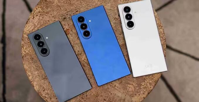 જો તમને ફ્યૂચરરિસ્ટિક ડિઝાઇન ગમે છે, તો Samsung Galaxy Z Fold 7 એક શ્રેષ્ઠ વિકલ્પ છે. તેનો 8-ઇંચનો ફોલ્ડેબલ ડિસ્પ્લે મલ્ટીટાસ્કીંગ અને મૂવી જોવા માટે યોગ્ય છે. 200MP પ્રાઇમરી કેમેરા અને 12MP ટેલિફોટો લેન્સ સાથે, તે ફોટોગ્રાફીમાં પણ શ્રેષ્ઠ છે. સ્નેપડ્રેગન 8 એલીટ પ્રોસેસર અને 4400mAh બેટરી સાથે, તે પ્રીમિયમ ફોલ્ડેબલ અનુભવ પ્રદાન કરે છે. તેની કિંમત 1,86,999 છે.