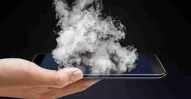 વારંવાર થીજી જવું, હેંગ થવું અથવા એપ્લિકેશનો જાતે જ ક્રેશ થઈ જવી એ બીજી મોટી નિશાની છે. આ કિસ્સામાં એ સમજવું મહત્વપૂર્ણ છે કે જાસૂસી સોફ્ટવેર તમારા ફોનના સિસ્ટમ સંસાધનોને ઓવરલોડ કરી રહ્યું છે. જો આ સમસ્યા તમારા ફોનને રીસ્ટાર્ટ કર્યા પછી પણ ચાલુ રહે છે તો તે હેકિંગનો ચોક્કસ સંકેત હોઈ શકે છે.