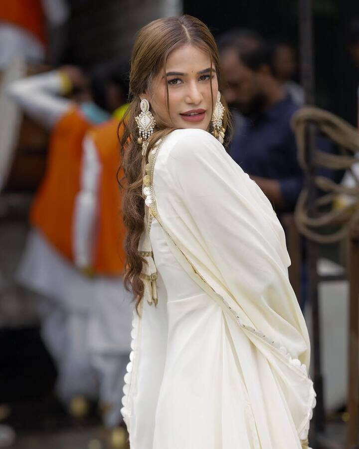 लेकिन अब उनका अंदाज कुछ बदला-बदला सा नजर आ रहा है. सोशल मीडिया पर एक्ट्रेस की ऐसी तस्वीरें वायरल हो रही हैं जहां सूट और साड़ी में उनका संस्कारी लुक देखा गया. अब इन तस्वीरों को देख सबको झटका भी लगा है.