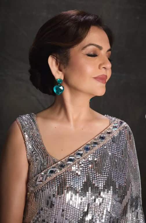नीता ने इस लुक के साथ सिर्फ ईयररिंग्स पहने थे. साथ ही हेयरबन बनाया और लाइट मेकअप किया.