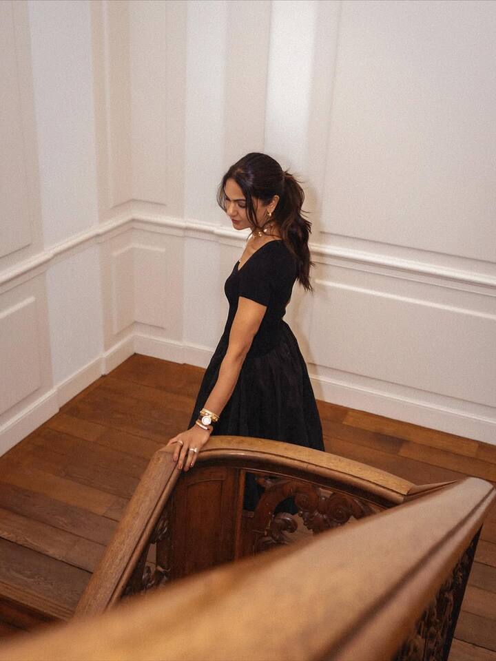 इन तस्वीरों में स्नेहा ब्लैक कलर की एक क्लासी ड्रेस में नजर आ रही हैं. जिसने उनकी खूबसूरती में चार चांद लगा दिए हैं.