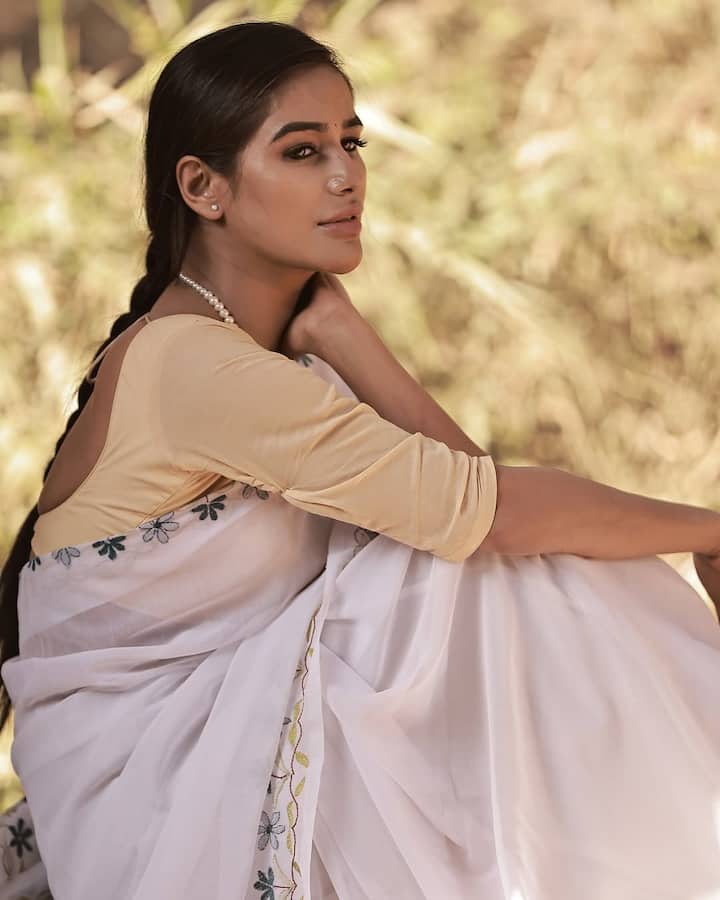 वैसे तो सोशल मीडिया पर हसीना अपने ग्लैमर का तड़का लगाती हैं लेकिन असल जिंदगी में उनकी लाइफ स्ट्रगल से भरी रही. कंगना रनौत के शो 'लॉकअप' में एक्ट्रेस ने अपनी जिंदगी के बारे में कई शॉकिंग खुलासे किए थे.