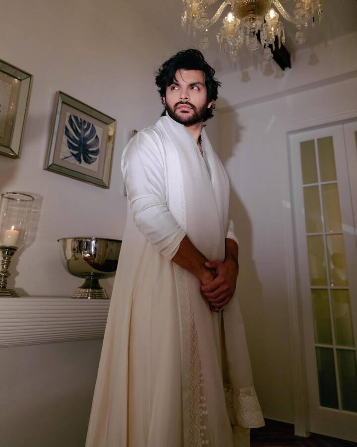 Veer Pahadia also looked quite dashing in white colored Sherwani with matching stall style.