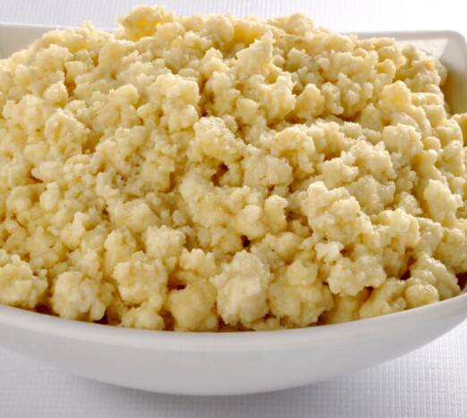 ਖੋਆ ਦੀ ਪਛਾਣ ਲਈ ਇਸਦੀ ਇੱਕ ਛੋਟੀ ਜਿਹੀ ਗੇਂਦ ਬਣਾਓ। ਅਸਲੀ ਖੋਆ ਨਾਲ ਗੇਂਦ ਆਸਾਨੀ ਨਾਲ ਬਣਦੀਆਂ ਹਨ ਅਤੇ ਟੁੱਟਦੀਆਂ ਨਹੀਂ। ਨਕਲੀ ਜਾਂ ਮਿਲਾਵਟੀ ਖੋਆ ਨਾਲ ਗੇਂਦ ਵਾਰ-ਵਾਰ ਟੁੱਟ ਜਾਂ ਫਟ ਜਾਂਦੀਆਂ ਹਨ।