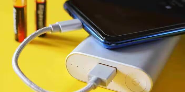 ઘણા લોકો નોંધે છે કે તેમનો ડેટા અચાનક ખૂબ જ ઝડપથી ચાલી રહ્યો છે. આ એક સંભવિત સંકેત પણ છે કે તમારા ફોનમાં કંઈક ખોટું છે. જો તમે કંઈપણ મોટું ડાઉનલોડ કરી રહ્યા નથી અથવા વીડિયોઝ સ્ટ્રીમ કરી રહ્યા નથી, પરંતુ તમારો ડેટા અસામાન્ય રીતે ઝડપથી ચાલી રહ્યો છે, તો સંભવ છે કે કોઈ જાસૂસી એપ્લિકેશન તમારા ફોનમાંથી ડેટા ચોરી રહી છે.