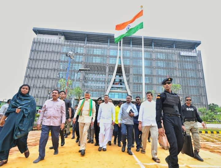 రైతులు భూములిచ్చి రాజధాని అమరావతి నిర్మాణానికి సహకరించారని సీఎం చంద్రబాబు అన్నారు. కార్యక్రమంలో కేంద్రమంత్రి పెమ్మసాని చంద్రశేఖర్, ఎమ్మెల్యేలు, ఎంపీలు పాల్గొన్నారు