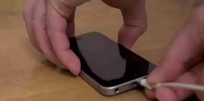 ગૃહ મંત્રાલયના 'સાયબર દોસ્ત' પ્રોગ્રામ હેઠળના સાયબર નિષ્ણાત અમિત કુમારના જણાવ્યા અનુસાર, જો તમને શંકા હોય કે તમારો ફોન હેક થયો છે તો ફક્ત તમારા કીપેડ પર *#67# ડાયલ કરો. આ કોડ તમને તરત જ જાણ કરશે કે તમારા કોલ્સ, મેસેજ અથવા ડેટા બીજા નંબર પર ફોરવર્ડ થઈ રહ્યા છે. જો સ્ક્રીન પર