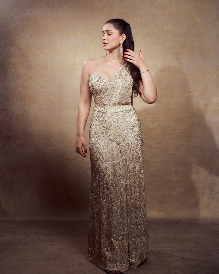 Let us tell you that Sara beats many star kids of Bollywood with her stylish fashion sense.