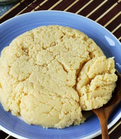 ਖੋਆ ਦੀ ਪਛਾਣ ਲਈ ਇਸਨੂੰ ਪਾਣੀ ਵਿੱਚ ਟੈਸਟ ਕਰੋ। ਅਸਲੀ ਖੋਆ ਦਾ ਛੋਟਾ ਟੁਕੜਾ ਪਾਣੀ ਵਿੱਚ ਨਹੀਂ ਘੁਲਦਾ, ਬਲਕਿ ਟੁੱਟ ਕੇ ਹੇਠਾਂ ਬੈਠ ਜਾਂਦਾ ਹੈ। ਨਕਲੀ ਖੋਆ, ਜਿਸ ਵਿੱਚ ਸਟਾਰਚ ਜਾਂ ਆਟਾ ਹੁੰਦਾ ਹੈ, ਪਾਣੀ ਵਿੱਚ ਆਸਾਨੀ ਨਾਲ ਘੁਲ ਜਾਂਦਾ ਹੈ ਅਤੇ ਪਾਣੀ ਦਾ ਰੰਗ ਹਲਕਾ ਦੁੱਧੀ ਹੋ ਸਕਦਾ ਹੈ।