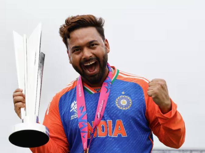 ਰਿਸ਼ਭ ਪੰਤ ਇੱਕ ਵਿਸਫੋਟਕ ਬੱਲੇਬਾਜ਼ ਹੈ, ਪਰ ਉਹ ਕੁਝ ਸਮੇਂ ਤੋਂ ਸੱਟਾਂ ਨਾਲ ਜੂਝ ਰਿਹਾ ਹੈ। ਇਸੇ ਕਾਰਨ ਉਸਨੂੰ ਆਸਟ੍ਰੇਲੀਆ ਦੌਰੇ ਲਈ ਨਹੀਂ ਚੁਣਿਆ ਗਿਆ। ਜਦੋਂ ਕਿ ਪੰਤ ਇਸ ਸਮੇਂ ਟੈਸਟ ਕ੍ਰਿਕਟ ਵਿੱਚ ਪਹਿਲੀ ਪਸੰਦ ਹੈ, ਉਸਨੂੰ ਵਾਈਟ-ਬਾਲ ਕ੍ਰਿਕਟ ਵਿੱਚ ਇੱਕ ਪ੍ਰਮੁੱਖ ਪਸੰਦ ਨਹੀਂ ਮੰਨਿਆ ਜਾਂਦਾ। ਆਸਟ੍ਰੇਲੀਆ ਦੌਰੇ 'ਤੇ ਵਨਡੇ ਸੀਰੀਜ਼ ਲਈ ਧਰੁਵ ਜੁਰੇਲ ਅਤੇ ਕੇਐਲ ਰਾਹੁਲ ਨੂੰ ਵਿਕਟਕੀਪਰ ਵਜੋਂ ਸ਼ਾਮਲ ਕੀਤਾ ਗਿਆ ਹੈ। ਰਾਹੁਲ ਨੂੰ ਵਿਕਟਕੀਪਿੰਗ ਕਰਨ ਲਈ ਕਿਹਾ ਜਾ ਸਕਦਾ ਹੈ, ਪਰ ਜੇਕਰ ਧਰੁਵ ਵੀ ਮਿਲੇ ਮੌਕਿਆਂ ਦਾ ਫਾਇਦਾ ਉਠਾਉਂਦਾ ਹੈ, ਤਾਂ ਪੰਤ ਦੀ ਵਨਡੇ ਟੀਮ ਵਿੱਚ ਜਗ੍ਹਾ ਮੁਸ਼ਕਲ ਹੋ ਜਾਵੇਗੀ। ਵੈਸਟਇੰਡੀਜ਼ ਵਿਰੁੱਧ ਟੈਸਟ ਵਿੱਚ ਧਰੁਵ ਨੇ ਆਪਣੀ ਵਿਕਟਕੀਪਿੰਗ ਤੋਂ ਪ੍ਰਭਾਵਿਤ ਹੋਏ।