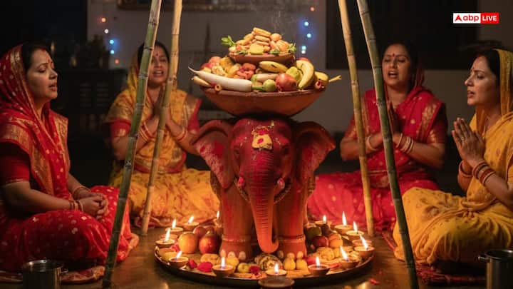 सारी तैयारी के बाद घर की महिलाएं एक साथ बैठ कर पारंपरिक छठ गीत गाती हैं. कोसी में धूप जलाकर हवन किया जाता है और छठी मैया से मनोकामनाओं की पूर्ति और परिवार के सुख-समृद्धि की कामना की जाती है.