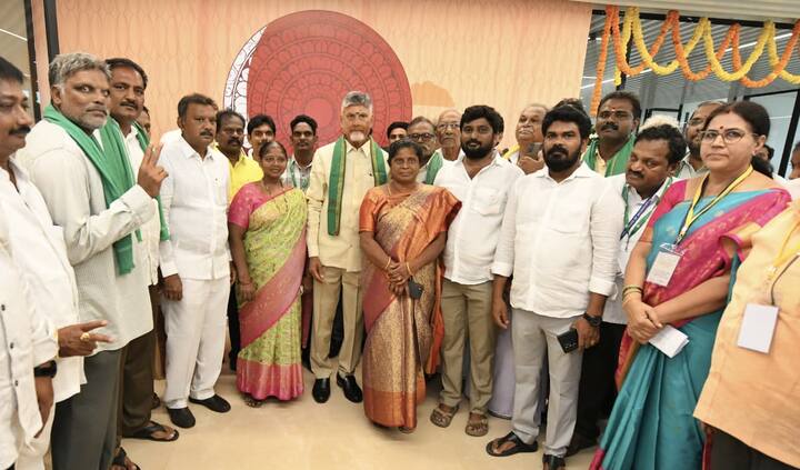 సీఆర్డీఏ భవనం ప్రారంభానికి ముందు భూములిచ్చిన రైతులతో ముఖ్యమంత్రి చంద్రబాబు మాట్లాడారు. త్వరలోనే భూములిచ్చిన రైతులతో సమావేశమవుతానని సీఎం తెలిపారు.