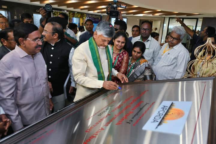 భవనాన్ని ప్రారంభించిన అనంతరం పరిశీలిస్తోన్న ముఖ్యమంత్రి చంద్రబాబు, భవన నిర్మాణ తీరును వివరిస్తోన్న మంత్రి నారాయణ.