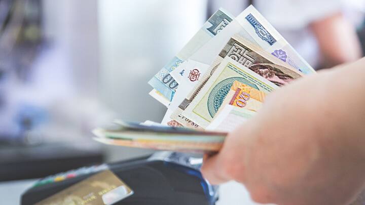 चूंकि वहां डॉलर और अन्य विदेशी करेंसी का चलन बंद है, तो व्यापारिक गतिविधियां सिर्फ अफगानी में ही हो रही हैं. इससे बाजार में स्थानीय मुद्रा की स्थिरता बनी हुई है.