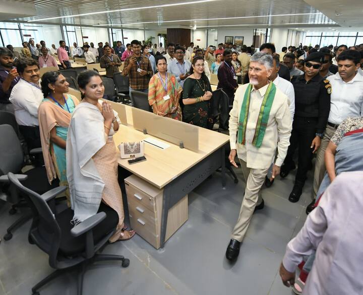 సీఆర్డీయే కార్యాలయం ప్రారంభం అనంతరం సీఎం చంద్రబాబు మాట్లాడుతూ.. రాజధాని రైతులకు ఎలాంటి ఇబ్బందులూ రాకుండా చూస్తాం. రైతులకు ఉన్న సమస్యలను పరిష్కరిస్తాం అన్నారు.