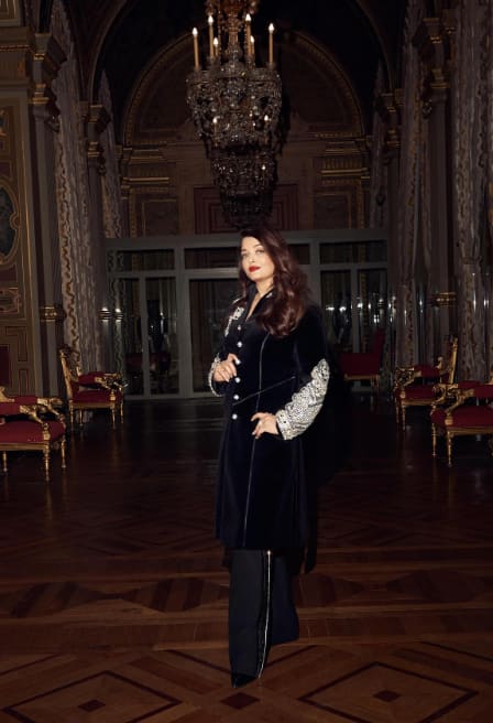 ऐश्वर्या की ये तस्वीरें सोशल मीडिया पर अब आग लगा रही हैं और फैंस उनके लुक के दीवाने हो रहे हैं.