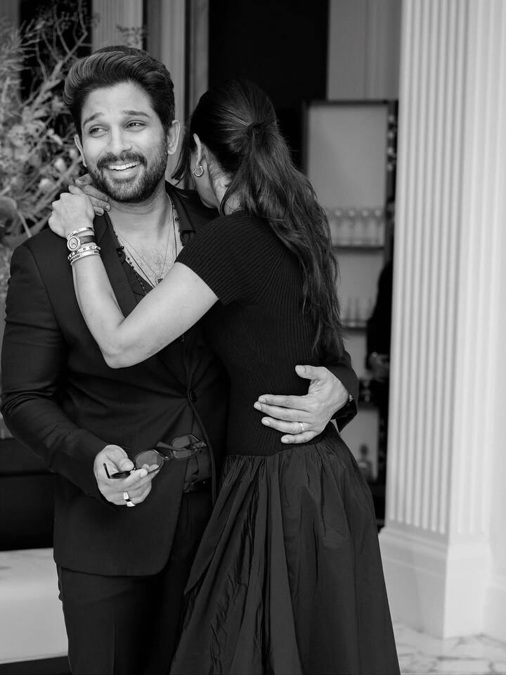 अल्लू अर्जुन ने वाइफ के बर्थडे पर ट्विनिंग करते हुए ब्लैक सूट पहना है. इसमें वो काफी डैशिंग लग रहे हैं. फोटो में दोनों की केमिस्ट्री भी कमाल नजर आई.