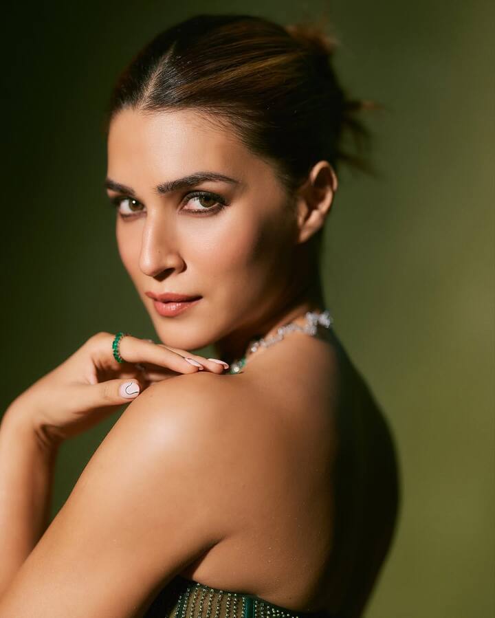 For accessories, Kriti kept the focus tight and intentional — a serpentine green diamond necklace hugged her neckline, paired with matching rings that added a luxurious yet understated shimmer.