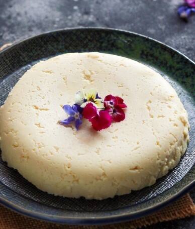 ਖੋਆ ਦੀ ਪਛਾਣ ਲਈ ਇਸਨੂੰ ਚੱਖੋ। ਅਸਲੀ ਖੋਆ ਮੂੰਹ ਵਿੱਚ ਆਸਾਨੀ ਨਾਲ ਘੁਲ ਜਾਂਦਾ ਹੈ ਅਤੇ ਕੁਦਰਤੀ ਮਿੱਠਾ ਸੁਆਦ ਦਿੰਦਾ ਹੈ। ਨਕਲੀ ਖੋਆ ਮੂੰਹ ਨਾਲ ਚਿਪਕਦਾ ਹੈ, ਚਬਾਉਣ 'ਤੇ ਰਬੜ ਵਰਗਾ ਮਹਿਸੂਸ ਹੁੰਦਾ ਹੈ ਅਤੇ ਇਸਦਾ ਸੁਆਦ ਹਲਕਾ ਜਾਂ ਰਸਾਇਣਕ ਹੋ ਸਕਦਾ ਹੈ।