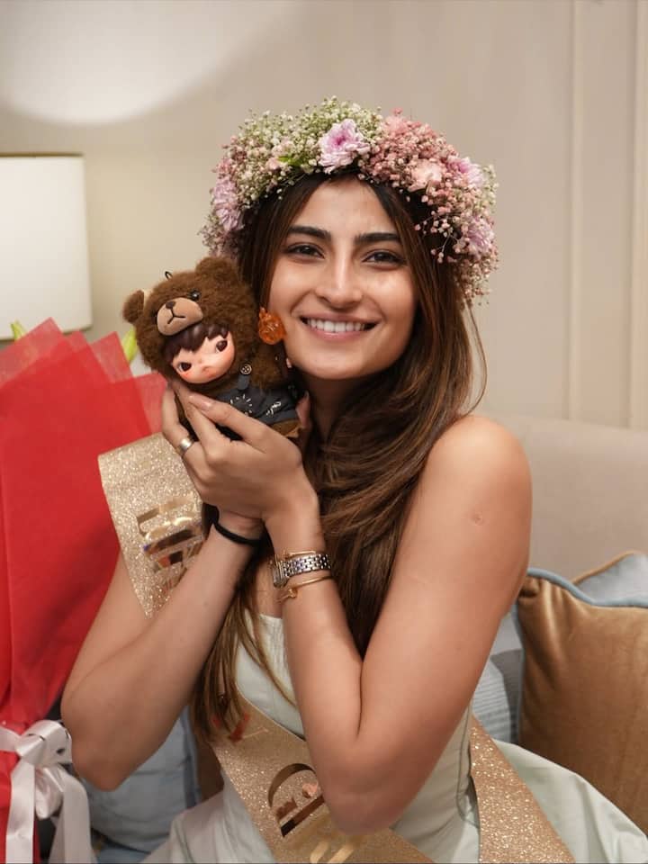 अपने गिफ्ट्स को फ्लॉन्ट करते हुए माथे पर टीयारा सजाए पलक तिवारी वाकई काफी क्यूट लग रही हैं. उनकी प्यारी से मुस्कान ने सभी का दिल जीता है.