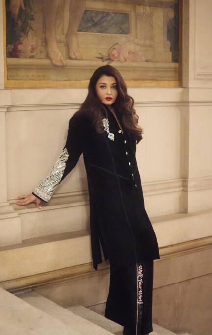 ऐश्वर्या के इस आउटफिट को बॉलीवुड के फेमस डिजाइनर मनीष मल्होत्रा ने डिजाइन किया था. जिसमें बेशकीमती डायमंड की डिजाइनिंग की गई है.