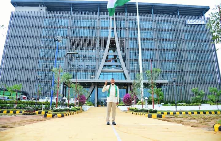 G+7 భవనంతో పాటు మరో నాలుగు PEB భవనాలను ఏపీ ప్రభుత్వం నిర్మించింది. సీఆర్డీయే, ఏడీసీఎల్ తో పాటు మున్సిపల్ శాఖకు సంబంధించిన అన్ని విభాగాలు ఒకే చోట నుంచి కార్యకలాపాలు నిర్వహించేలా నిర్మాణాలు చేసిన ప్రభుత్వం.