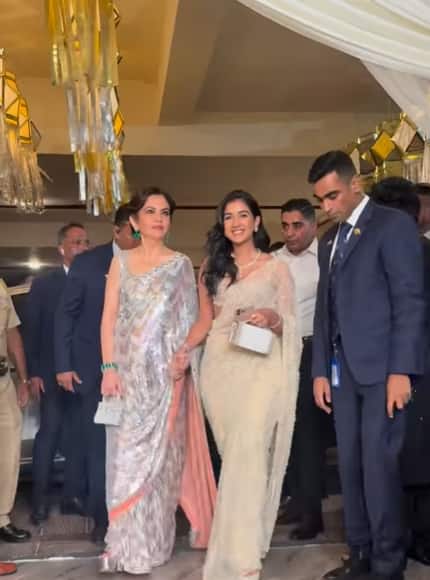 उन्होंने हाथ में एक छोटा सा पर्स भी लिया हुआ था. साइड पार्टेड हेयरस्टाइल और मुस्कान उनके लुक को निखार रही थी.
