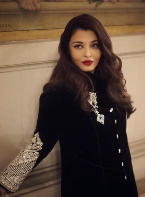 एक्ट्रेस ने इस आउटफिट को पेरिस लोरियल फैशन वीक 2025 में रैंप वॉक के दौरान पहना था और खूब सुर्खियां बटोरी थी.