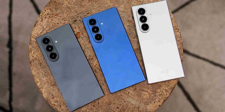 अगर आप फ्यूचरिस्टिक डिजाइन पसंद करते हैं तो Samsung Galaxy Z Fold 7 एक शानदार विकल्प है. इसका 8 इंच का फोल्डेबल डिस्प्ले मल्टीटास्किंग और मूवी देखने के लिए परफेक्ट है. 200MP के प्राइमरी कैमरे और 12MP टेलीफोटो लेंस के साथ यह फोटोग्राफी में भी कमाल दिखाता है. Snapdragon 8 Elite प्रोसेसर और 4400mAh बैटरी के साथ यह एक प्रीमियम फोल्डेबल अनुभव देता है. इसकी कीमत 1,86,999 रुपये रखी गई है.