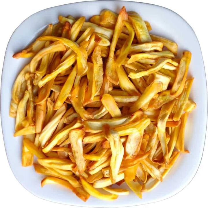 फणसाच्या चिप्स साठी तुम्ही फणस धुवून त्याचे पातळ स्लाईस करा आणि एका कढईत तेल गरम करून ते स्लाईस तळा.