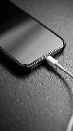 શું આખી રાત મોબાઈલ ચાર્જ કરવાથી બેટરી ફાટી શકે છે?