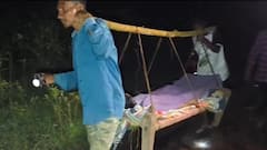 छत्तीसगढ़: गुड़ियापदर गांव में न सड़क, न बिजली, न पानी, गर्भवती महिला को खाट पर पहुंचाया अस्पताल