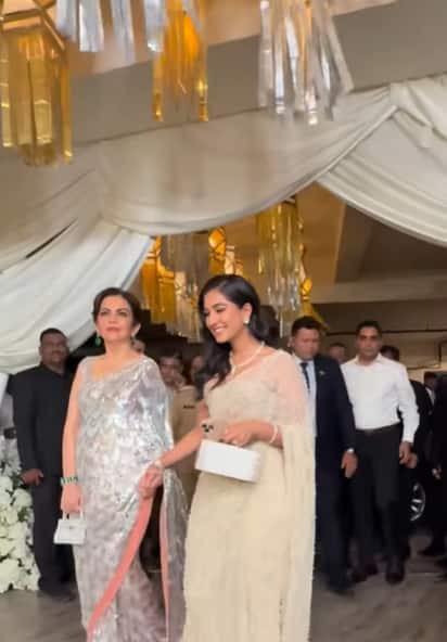 राधिका अपनी सास का हाथ थामे पार्टी में पहुंचीं. उन्होंने पैपराजी को पोज भी दिए.
