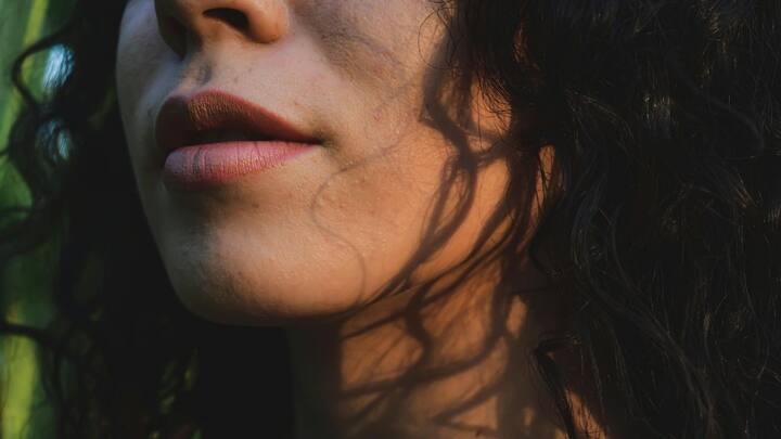 स्वास्थ्य निदान भी चुनौतीपूर्ण हो जाता. त्वचा के रंग में बदलाव, जैसे पीलिया या खून बहना, डॉक्टरों को महत्वपूर्ण संकेत देते हैं. पारदर्शी त्वचा में यह संकेत कम दिखाई देते, जिससे कुछ बीमारियों का जल्दी पता लगाना कठिन हो जाता.