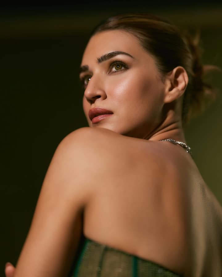 Over the years, she has seamlessly transitioned from girl-next-door charm to high-fashion sophistication, often experimenting with bold silhouettes, textures, and hues.