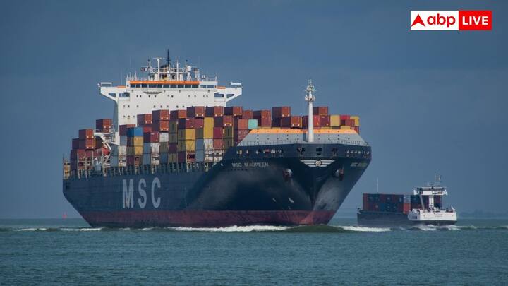 सौर आसवन पानी को शुद्ध करने का एक और प्राकृतिक तरीका है. इसमें सूरज का प्रकाश समुद्री जल को गर्म करता है जिससे वह वाष्पित हो जाता है. इसके बाद वाष्प मीठे पानी के रूप में इकट्ठा होती रहती है. आरओ या फिर मैकेनिकल आसवन की तुलना में यह प्रक्रिया थोड़ी धीमी है लेकिन आपातकालीन स्थितियों में काफी फायदेमंद होती है.