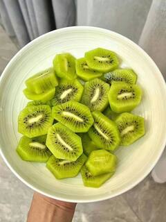 Kiwi Benefits  : लहान पण ताकदवान, रोज कीवी खाल्ल्याने शरीर राहील आरोग्यदायी!