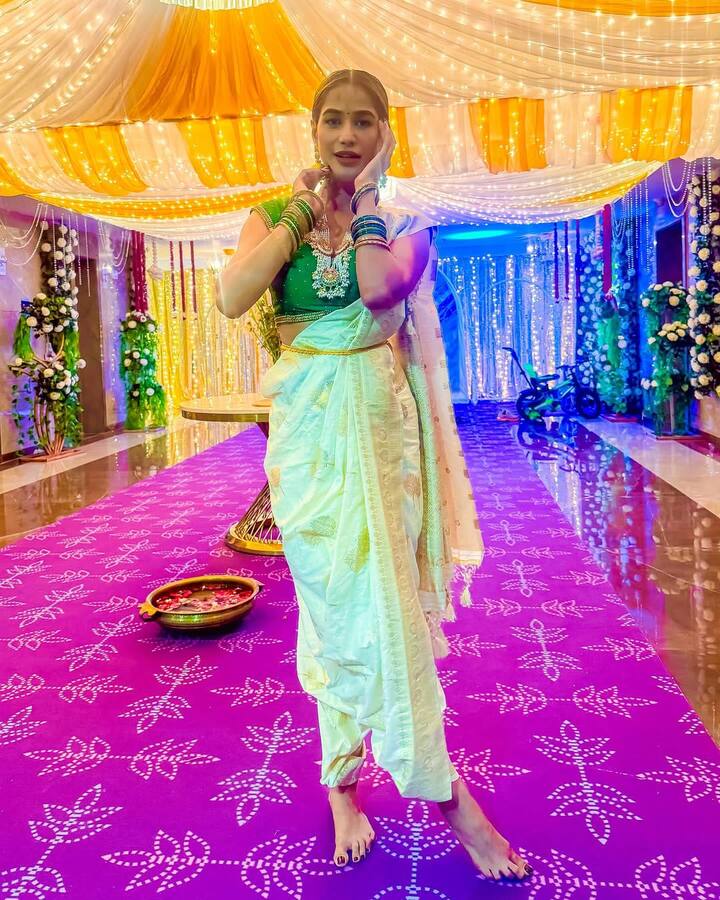 इस वायरल तस्वीर में आप पूनम पांडे की सादगी देख उन्हें पहचान नहीं पाएंगे. उनकी ऐसी खूबसूरती और उनका ये एलिगेंट अंदाज फैंस के दिल में अपनी जगह बना रहा है.