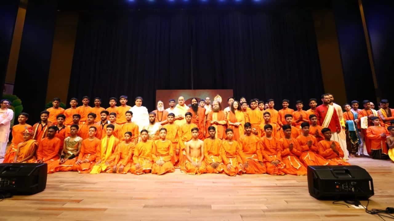 वेदांमध्ये भेदभाव नाही', पतंजली गुरुकुल गुरु - शिष्य परंपरेतून विद्यार्थ्यांना जागतिक नेतृत्वासाठी कसे सज्ज करतात?बाबा रामदेव म्हणाले...