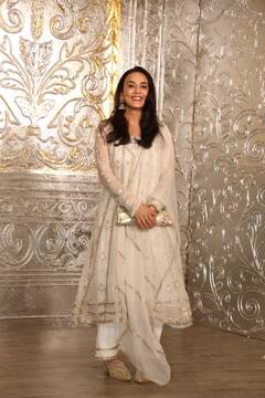 बॉबी देओल ने महफिल में एक्ट्रेस को लगाया गले, सामने खड़ी वाइफ तान्या ने किया कुछ ऐसा, फैंस चौंके