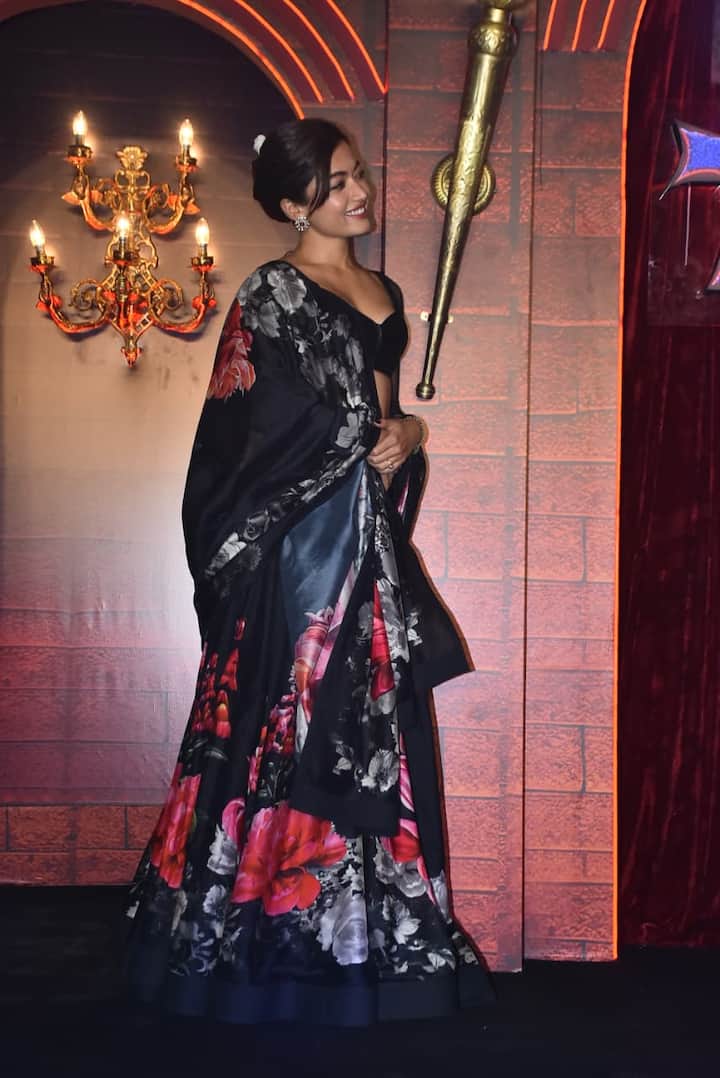 The actress paired a full sleeves plain koti with a black colored floral printed lehenga and also carried a matching dupatta.