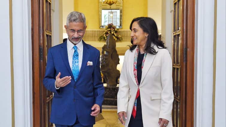 <div>Jaishankar Holds Talks With Canadian FM As India, Canada Aim To Deepen Ties, Calls For 'De-Risking' Global Economy</div>