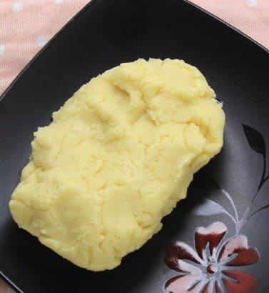 ਖੋਆ ਦੀ ਪਛਾਣ ਲਈ ਇਸਨੂੰ ਹੌਲੀ-ਹੌਲੀ ਗਰਮ ਕਰੋ। ਅਸਲੀ ਖੋਆ ਗਰਮ ਕਰਨ 'ਤੇ ਘਿਓ ਛੱਡਦਾ ਹੈ ਅਤੇ ਘਿਓ ਵਰਗੀ ਖੁਸ਼ਬੂ ਆਉਂਦੀ ਹੈ। ਨਕਲੀ ਖੋਆ ਗਰਮ ਕਰਨ 'ਤੇ ਪਾਣੀ ਛੱਡਦੀ ਹੈ ਅਤੇ ਇਸ ਵਿੱਚ ਬਦਬੂ ਜਾਂ ਰਸਾਇਣਕ ਗੰਧ ਆ ਸਕਦੀ ਹੈ।