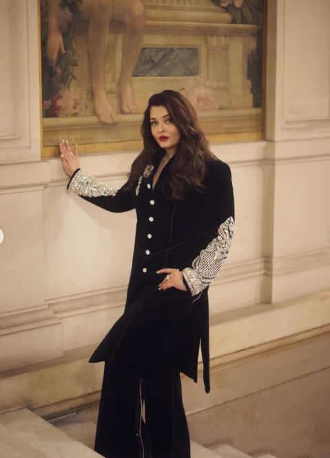 एक्ट्रेस ने ब्लैक शेरवानी आउटफिट के साथ रेड लिप्सिटक लगाई थी और सटल मेकअप किया हुआ था. उन्होंने अपने बालों को सॉफ्ट कर्ल कर ओपन छोड़ा था.