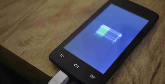 આજના યુગમાં મોબાઇલ ફોન હવે ફક્ત સંદેશાવ્યવહારનું સાધન નથી. આપણું આખું ડિજિટલ વિશ્વ તેમાં સમાયેલું છે. ફોટા, બેન્ક વિગતો, પર્સનલ ચેટ્સ અને દસ્તાવેજો બધું જ આપણા ફોનમાં સેવ રહે છે. જો તમારો ફોન હેક થાય છે તો તમારી પ્રાઈવેસી જોખમમાં છે. કેટલીકવાર આપણને ખ્યાલ પણ નથી હોતો કે કોઈ બીજાએ તેના પર નિયંત્રણ મેળવી લીધું છે. જો કે, કેટલાક સંકેતો છે જે તમને નક્કી કરવામાં મદદ કરી શકે છે કે તમારો ફોન હેક થયો છે કે નહીં અને તમે ચોક્કસ નંબર ડાયલ કરીને આની પુષ્ટી કરી શકો છો.