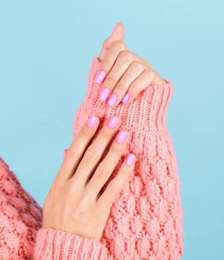 ਨਹੁੰ ਨੀਲੇ ਹੋਣ ਦੇ ਮੁੱਖ ਕਾਰਣਾਂ ਵਿੱਚ ਆਕਸੀਜਨ ਦੀ ਘਾਟ (Cyanosis) ਸ਼ਾਮਲ ਹੈ। ਜਦੋਂ ਲਾਲ ਖੂਨ ਦੇ ਸੈੱਲਾਂ ਵਿੱਚ ਆਕਸੀਜਨ ਘੱਟ ਹੁੰਦਾ ਹੈ, ਤਾਂ ਨਹੁੰ ਨੀਲੇ ਹੋ ਸਕਦੇ ਹਨ। ਇਸਦੇ ਲੱਛਣਾਂ ਵਿੱਚ ਸਾਹ ਲੈਣ ਵਿੱਚ ਮੁਸ਼ਕਲ, ਛਾਤੀ ਵਿੱਚ ਦਰਦ ਅਤੇ ਸਾਹ ਫੁੱਲਣਾ ਸ਼ਾਮਲ ਹਨ। ਜੇ ਤੁਹਾਡੇ ਨਹੁੰ ਨੀਲੇ ਹੋਣ, ਤਾਂ ਡਾਕਟਰ ਨੂੰ ਤੁਰੰਤ ਮਿਲੋ।