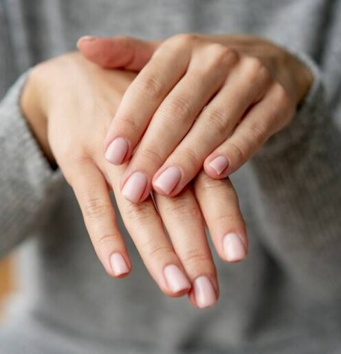 ਨਹੁੰ ਨੀਲੇ ਹੋਣ ਦੇ ਹੋਰ ਕਾਰਣਾਂ ਵਿੱਚ ਨਿਊਮੋਨੀਆ ਅਤੇ ਖੂਨ ਦਾ ਸਹੀ ਪ੍ਰਵਾਹ ਨਾ ਹੋਣਾ (Raynaud's Phenomenon) ਸ਼ਾਮਲ ਹਨ। ਤੇਜ਼ ਬੁਖਾਰ ਦੇ ਨਾਲ ਨਹੁੰ ਨੀਲੇ ਹੋ ਜਾਣ 'ਤੇ ਨਿਊਮੋਨੀਆ ਦਾ ਸੰਕੇਤ ਹੋ ਸਕਦਾ ਹੈ, ਇਸ ਲਈ ਟੈਸਟ ਕਰਵਾਉਣਾ ਜਰੂਰੀ ਹੈ। ਜਦੋਂ ਹੱਥਾਂ ਅਤੇ ਪੈਰਾਂ ਦੀਆਂ ਖੂਨ ਦੀਆਂ ਨਾੜੀਆਂ ਸਖ਼ਤ ਹੋ ਜਾਣ, ਤਾਂ ਨਹੁੰ ਨੀਲੇ ਹੋ ਜਾਂਦੇ ਹਨ। ਇਸਦੇ ਲਈ ਸਰੀਰ ਨੂੰ ਗਰਮ ਰੱਖਣਾ ਚਾਹੀਦਾ ਹੈ ਤਾਂ ਕਿ ਖੂਨ ਸਹੀ ਤਰੀਕੇ ਨਾਲ ਪ੍ਰਵਾਹਿਤ ਹੋਵੇ।