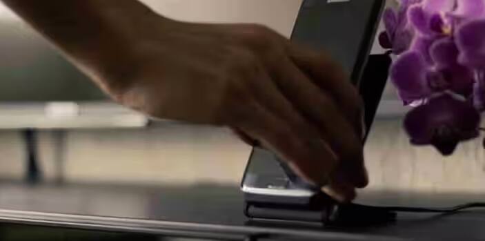 તમારો ફોન અસામાન્ય રીતે ગરમ થાય એ પણ ચિંતાજનક હોઈ શકે છે. જો તમારો ફોન કોઈપણ હેવી એપ્લિકેશનો અથવા રમતો ચલાવ્યા વિના વધુ ગરમ થઈ રહ્યો છે, તો તે એક સંકેત છે કે કોઈ પ્રોગ્રામ સતત બેકગ્રાઉન્ડમાં ચાલી રહ્યો છે અને ફોનના પ્રોસેસરને ઓવરલોડ કરી રહ્યો છે.